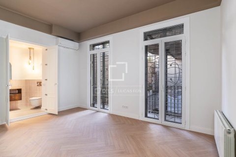 Apartamento de 3 dormitorios en venta en Barcelona, Cataluña, Spain № 6646 - foto 28