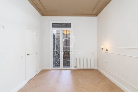 Apartamento de 3 dormitorios en venta en Barcelona, Cataluña, Spain № 6646 - foto 25