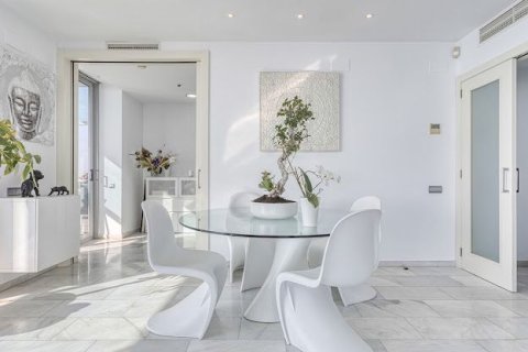 Apartamento de 3 dormitorios en venta en Barcelona, Cataluña, Spain № 1165 - foto 23