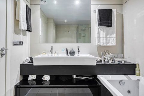 Apartamento de 3 dormitorios en venta en Barcelona, Cataluña, Spain № 1165 - foto 21