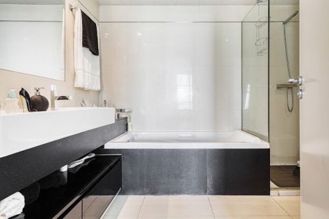 Apartamento de 3 dormitorios en venta en Barcelona, Cataluña, Spain № 1165 - foto 25