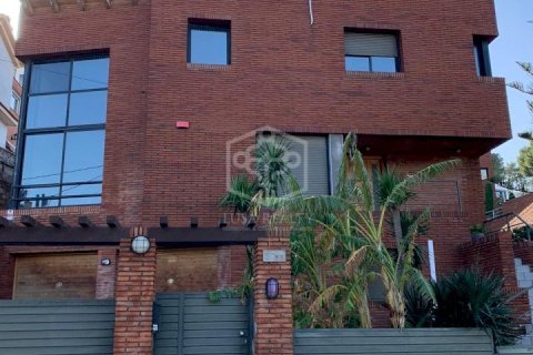 Купить виллу в Кастельдефельс, Испания с 5 спален, 332м², № 1025 - фото 2