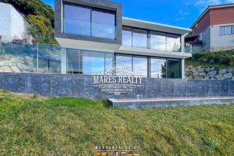 Villa de 4 dormitorios en venta en Santa Susanna, Barcelona, Cataluña, Spain № 1031 - foto 4