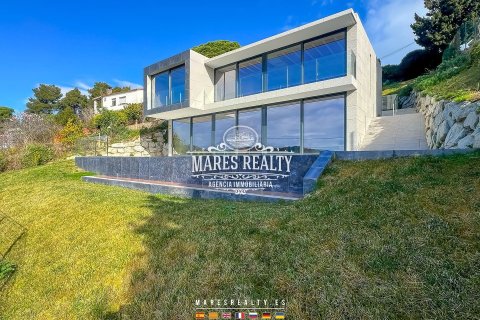 Villa de 4 dormitorios en venta en Santa Susanna, Barcelona, Cataluña, Spain № 1031 - foto 2