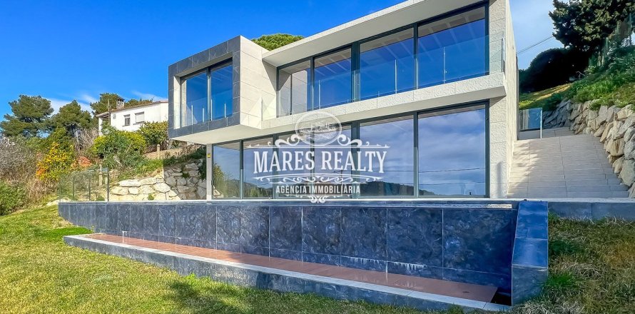 Villa de 4 dormitorios en venta en Santa Susanna, Barcelona, Cataluña, Spain № 1031