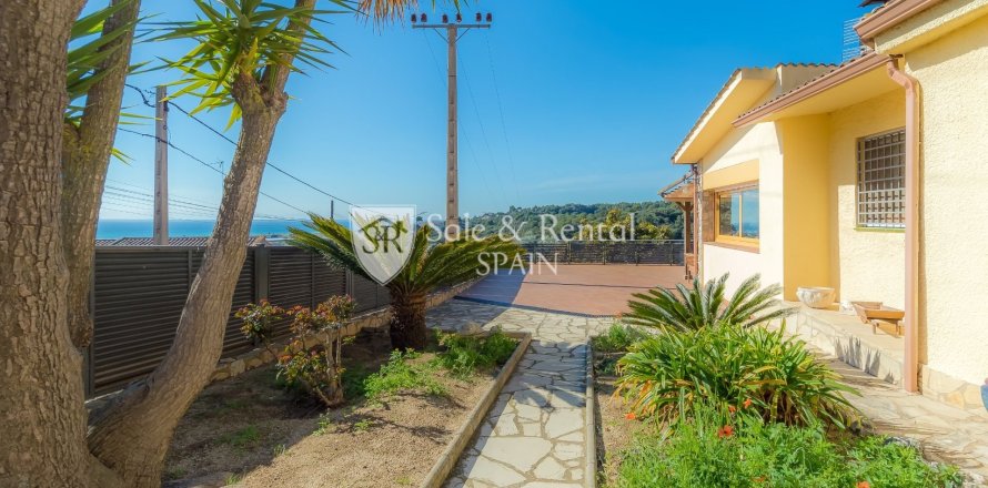 4 bedrooms house for sale in Santa Susanna, Barcelona, Catalonia, Spain № 6745