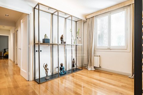 Apartamento de 4 dormitorios en venta en Barcelona, Cataluña, Spain № 6822 - foto 25