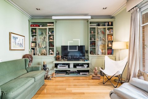 Apartamento de 4 dormitorios en venta en Barcelona, Cataluña, Spain № 6822 - foto 9
