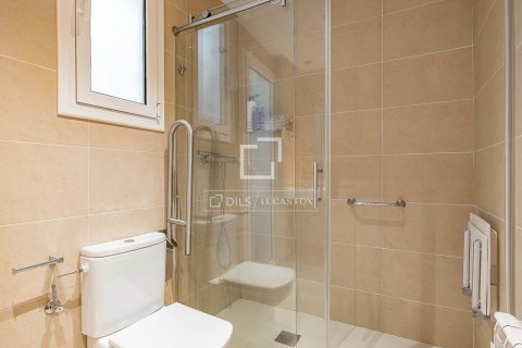 Apartamento de 4 dormitorios en venta en Barcelona, Cataluña, Spain № 6822 - foto 28