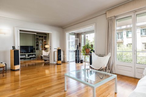 Apartamento de 4 dormitorios en venta en Barcelona, Cataluña, Spain № 6822 - foto 2