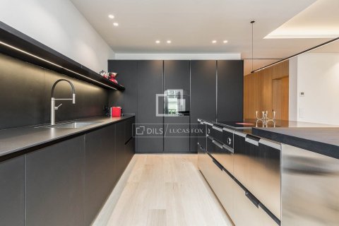 Apartamento de 4 dormitorios en venta en Barcelona, Cataluña, Spain № 6817 - foto 12