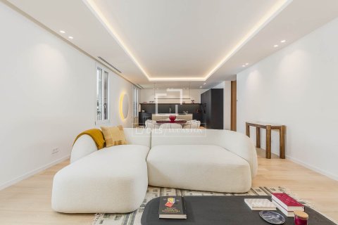 Apartamento de 4 dormitorios en venta en Barcelona, Cataluña, Spain № 6817 - foto 2