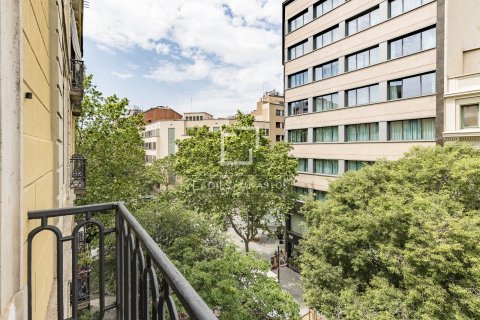 Apartamento de 4 dormitorios en venta en Barcelona, Cataluña, Spain № 6817 - foto 17