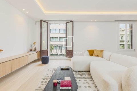 Apartamento de 4 dormitorios en venta en Barcelona, Cataluña, Spain № 6817 - foto 4