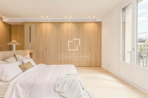 Apartamento de 4 dormitorios en venta en Barcelona, Cataluña, Spain № 6817 - foto 26