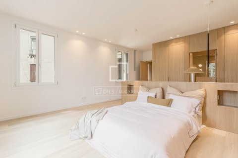 Apartamento de 4 dormitorios en venta en Barcelona, Cataluña, Spain № 6817 - foto 25