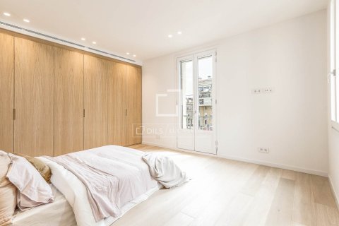 Apartamento de 4 dormitorios en venta en Barcelona, Cataluña, Spain № 6817 - foto 28