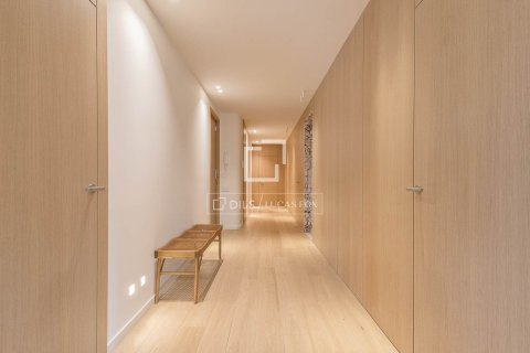 Apartamento de 4 dormitorios en venta en Barcelona, Cataluña, Spain № 6817 - foto 20