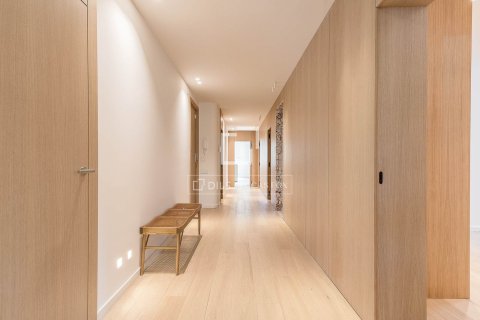 Apartamento de 4 dormitorios en venta en Barcelona, Cataluña, Spain № 6817 - foto 24