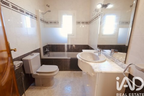 Сasa de 4 dormitorios en venta en Roda de Berà, Tarragona, Cataluña, Spain № 4681 - foto 16