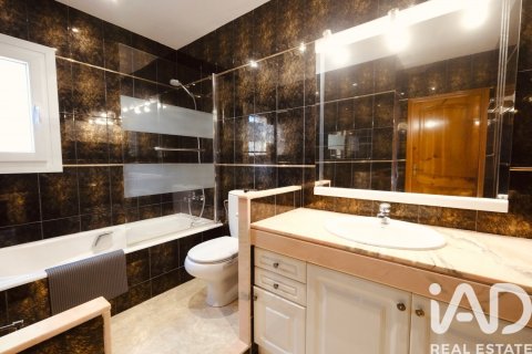 Сasa de 4 dormitorios en venta en Roda de Berà, Tarragona, Cataluña, Spain № 4681 - foto 15