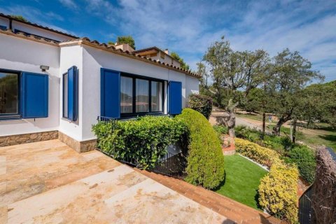 Купить дом в Калелья-де-Палафружель, Испания с 6 комнат, № 1763 - фото 2