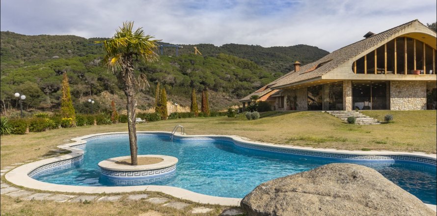 Дом с 5 спальнями в Сан-Андреу-де-Льяванересе, Барселона, Каталония, Испания № 1762