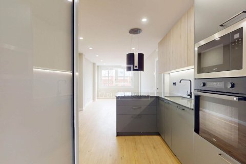 Apartamento de 3 dormitorios en venta en Barcelona, Cataluña, Spain № 4599 - foto 10