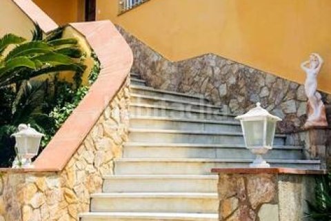 Villa de 8 dormitorios en venta en Lloret de Mar, Gerona, Cataluña, Spain № 2665 - foto 13