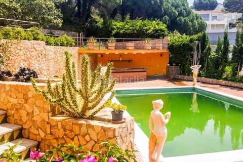 Villa de 8 dormitorios en venta en Lloret de Mar, Gerona, Cataluña, Spain № 2665 - foto 16