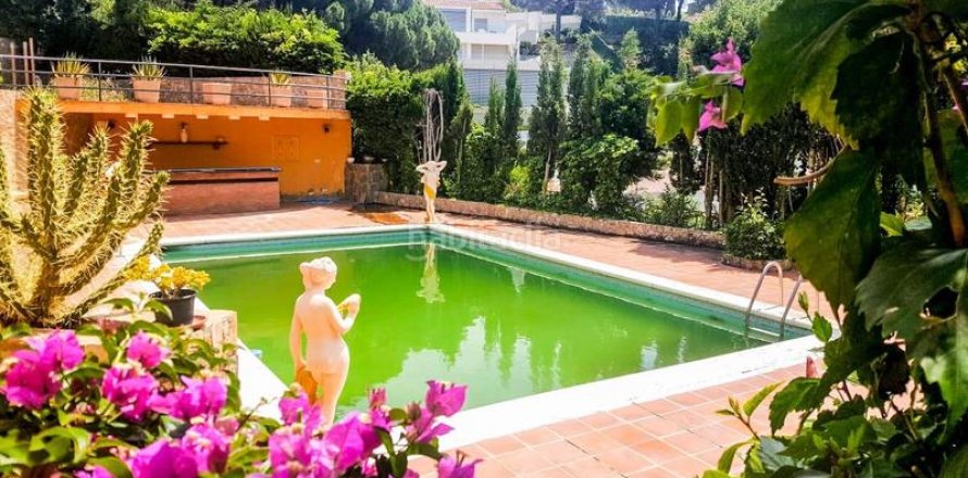 Villa de 8 dormitorios en venta en Lloret de Mar, Gerona, Cataluña, Spain № 2665