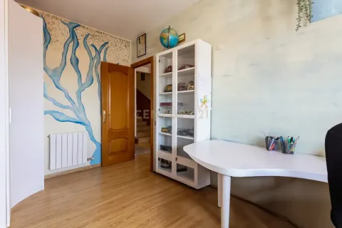 Сasa de 4 dormitorios en venta en Sant Just Desvern, Barcelona, Cataluña, Spain № 6975 - foto 21