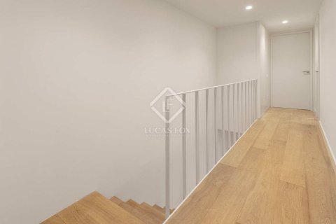 Apartamento de 2 dormitorios en venta en Ciudad Vieja, Barcelona, Cataluña, Spain № 2746 - foto 18