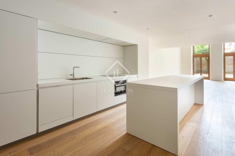 Apartamento de 2 dormitorios en venta en Ciudad Vieja, Barcelona, Cataluña, Spain № 2746 - foto 8
