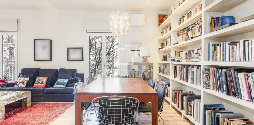 Apartamento de 3 dormitorios en venta en Barcelona, Cataluña, Spain № 3782
