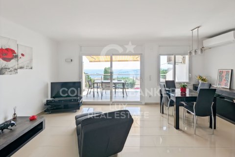 Купить квартиру в Розы, Испания с 2 спальни, 71м², № 5660 - фото 3