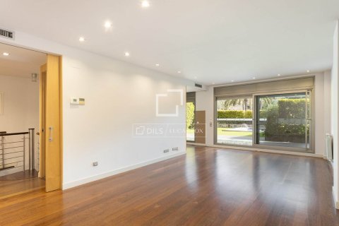 Apartamento de 3 dormitorios en venta en Barcelona, Cataluña, Spain № 4381 - foto 4