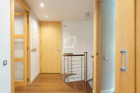 Apartamento de 3 dormitorios en venta en Barcelona, Cataluña, Spain № 4381 - foto 28