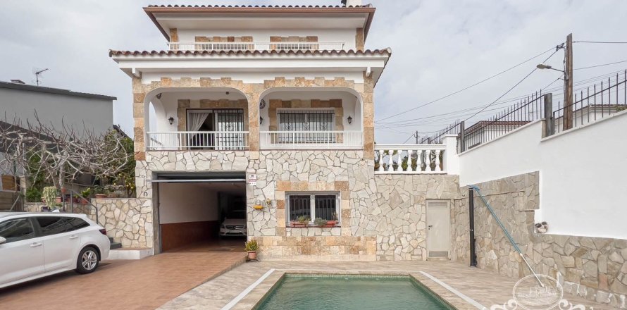 Вилла с 4 спальнями в Льорет-де-Мар, Герона, Каталония, Испания № 978