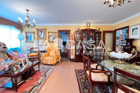 Купить квартиру в Бадалона, Испания с 3 спальни, 126м², № 2176 - фото 3