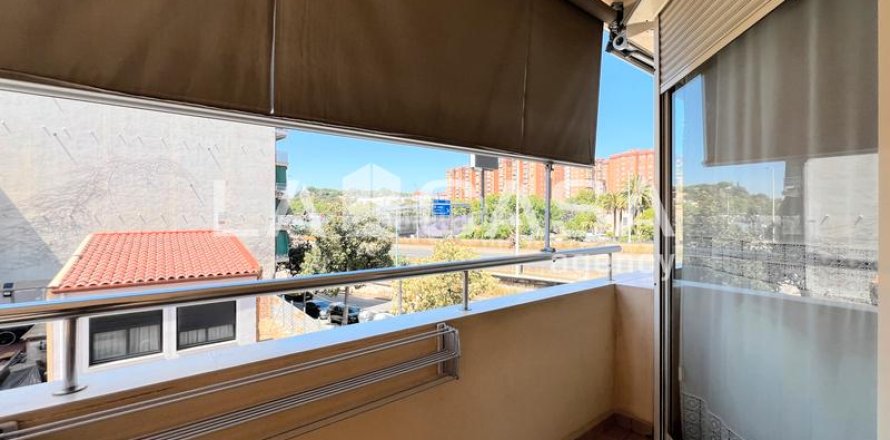 Квартира с 3 спальнями в Бадалоне, Барселона, Каталония, Испания № 2176