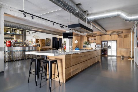 Apartamento de 4 dormitorios en venta en Barcelona, Cataluña, Spain № 4042 - foto 3