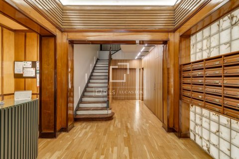Apartamento de 3 dormitorios en venta en Barcelona, Cataluña, Spain № 6560 - foto 3