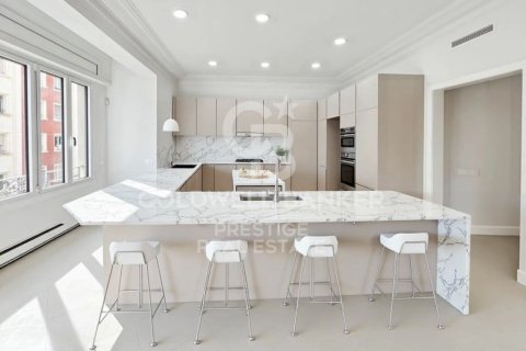 Купить квартиру в Барселона, Испания с 4 спальни, 224м², № 2495 - фото 4