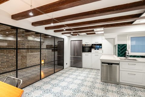 Купить квартиру в Барселона, Испания с 4 комнаты, № 1507 - фото 19