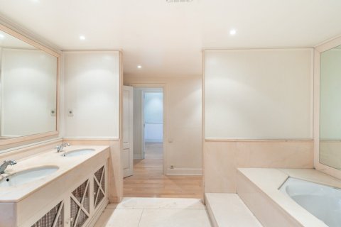 4 bedrooms apartment for sale in Barcelona, Catalonia, Spain № 1505 - photo 13