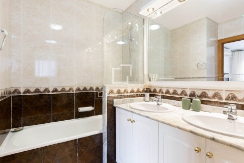 Купить виллу в Кастельдефельс, Испания с 7 спален, 416м², № 4421 - фото 13