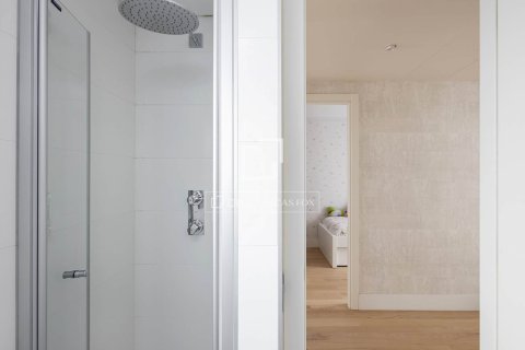 Ático de 2 dormitorios en venta en Barcelona, Cataluña, Spain № 3901 - foto 24