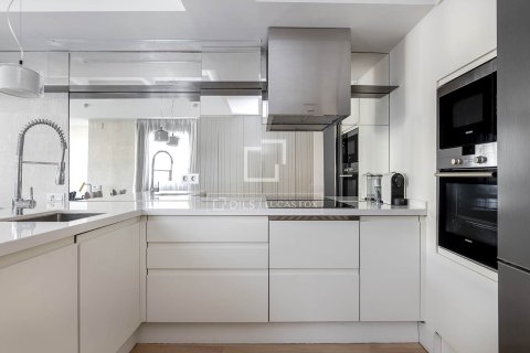 Ático de 2 dormitorios en venta en Barcelona, Cataluña, Spain № 3901 - foto 7