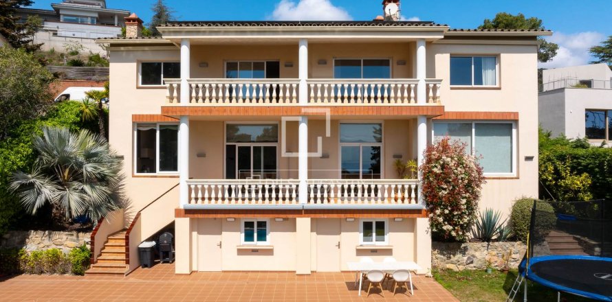 Villa de 5 dormitorios en venta en Cabrils, Barcelona, Cataluña, Spain № 3905